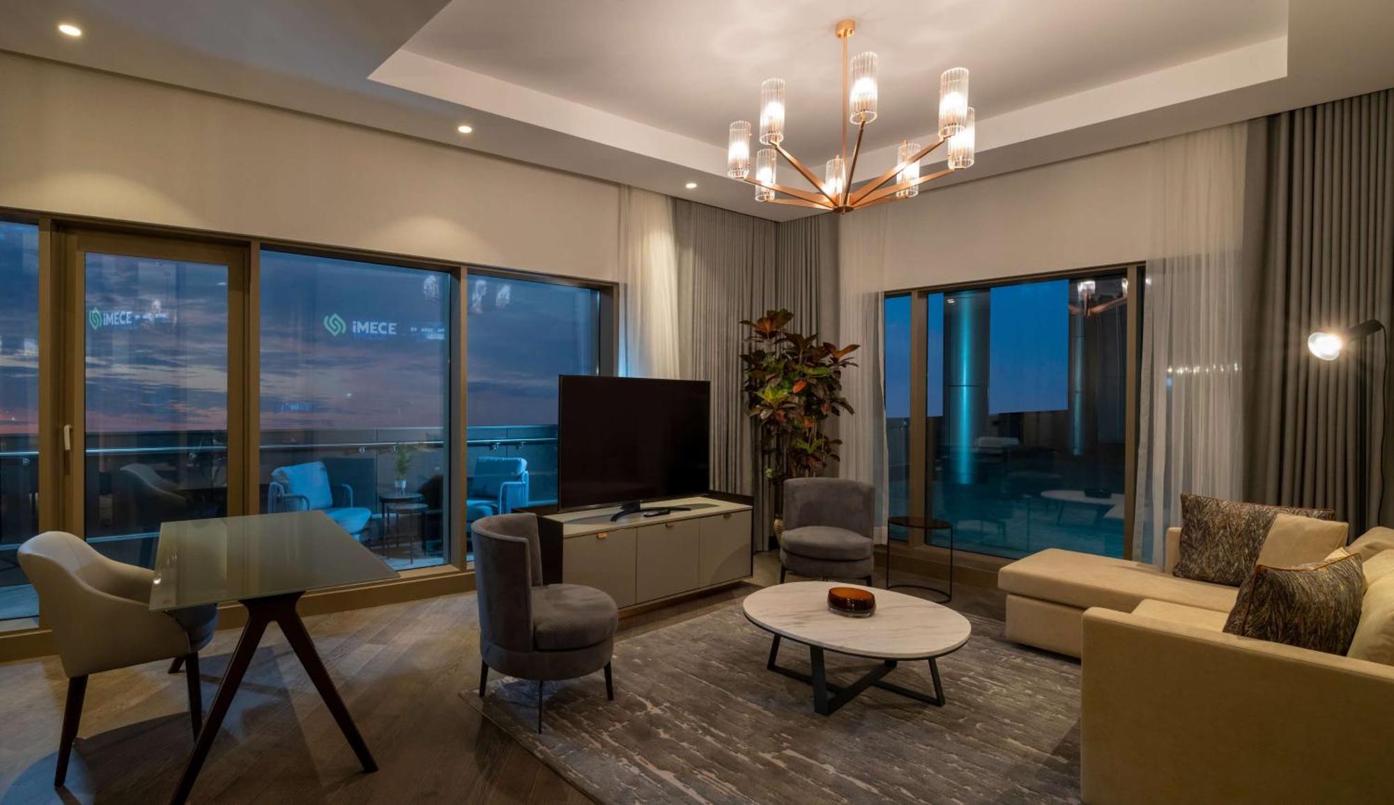 Hilton Mall Of Istanbul Exterior foto A living room in a suite at the Ritz-Carlton, DIFC