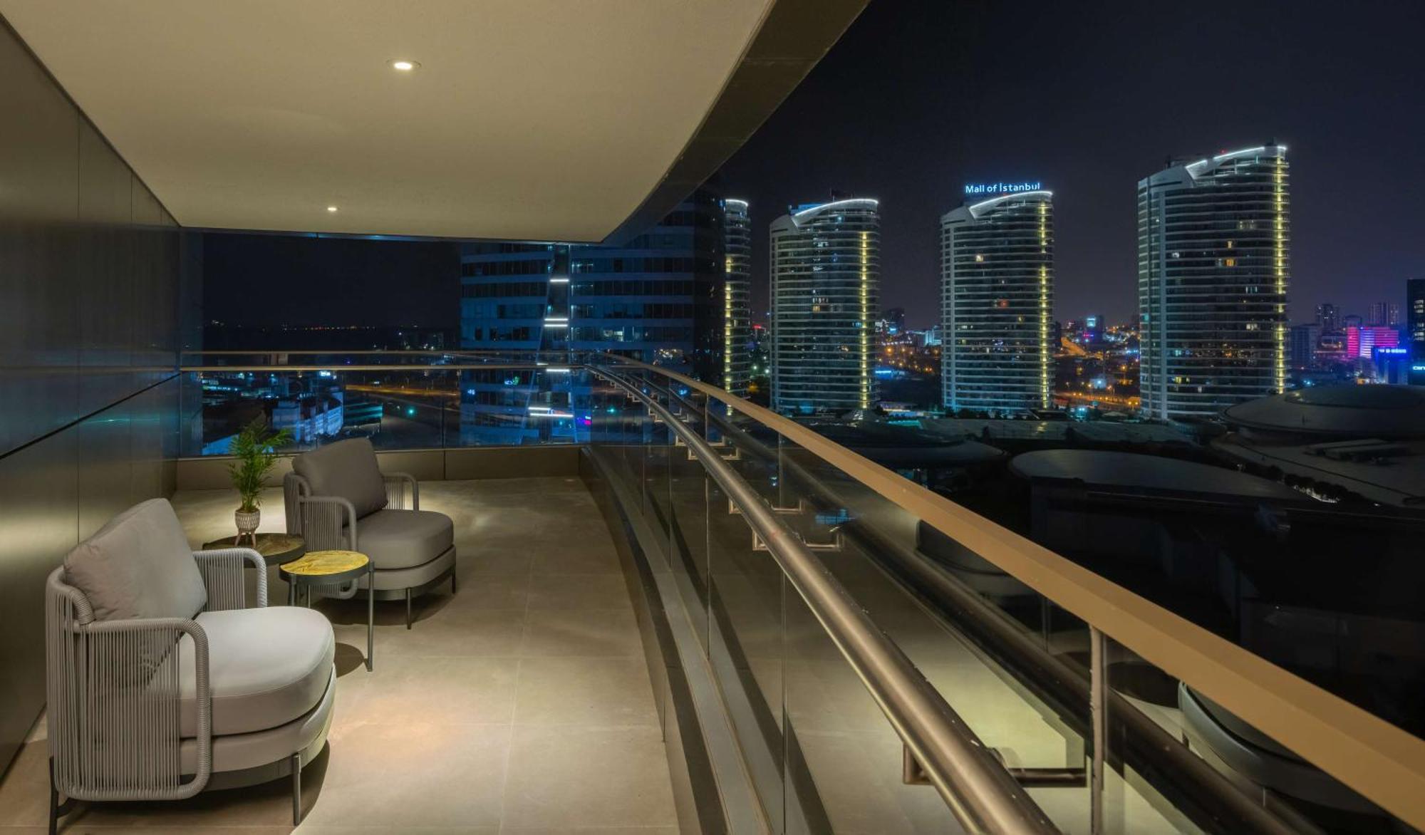 Hilton Mall Of Istanbul Exterior foto View from the balcony of a suite at the Ritz-Carlton, DIFC